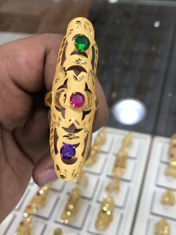 La bague avec 3 pierres 3.90 g