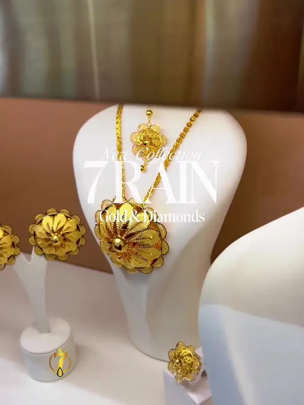 Floral motif necklace earring set